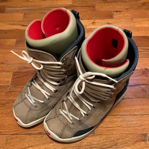 Burton Mens Snowboarding Boots. Size 9.